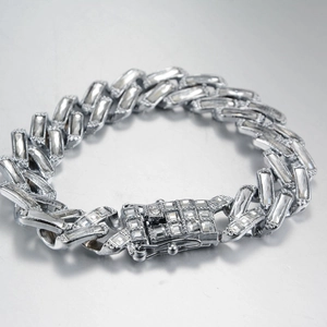 Gros plan d'un bracelet cubain de 14mm en argent avec zircons baguettes et ronds