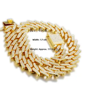 Gros plan sur la chaîne Cuban Link dorée de 17mm avec détails sur la longueur et le poids
