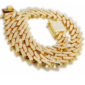 Vue détaillée du bracelet gourmette Miami de 17mm doré avec cristaux et fermoir carré
