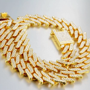 Gros plan détaillé du bracelet cubain Miami de 17 mm avec des strass et fermoir carré