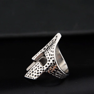 Anillo de casco espartano retro en plata vieja con textura de metal martillado rústico