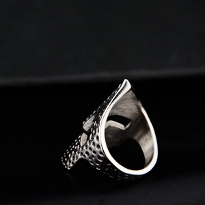 Primer plano del anillo de casco espartano plateado con textura de metal martillado