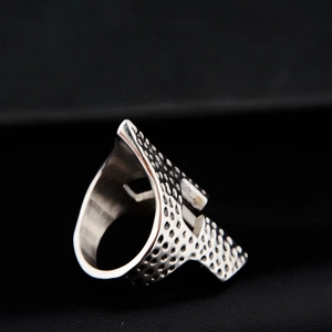 Anillo guerrero casco espartano de acero de titanio vintage con textura de panal