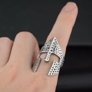 Anillo de casco guerrero espartano para hombre en acero de titanio sobre fondo negro