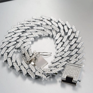 Détail du bracelet Cuban Link 17mm serti de cristaux avec fermoir de sécurité robuste