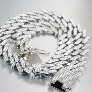Détail de la chaîne cubaine argentée de 17mm sertie de strass brillants style hip hop