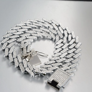Détail macro de la chaîne cubaine Miami 17mm avec strass argentés et fermoir carré brillant