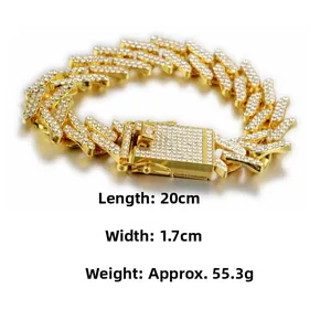 Détail macro du bracelet gourmette Miami en or 17mm avec pavage de zircons brillants