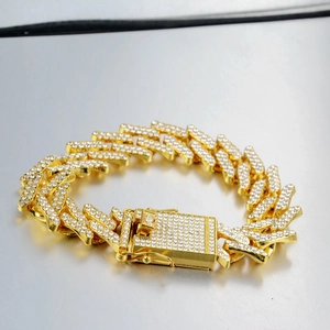 Détail du bracelet à maillons Miami Cuban dorés avec cristaux micro-pave étincelants