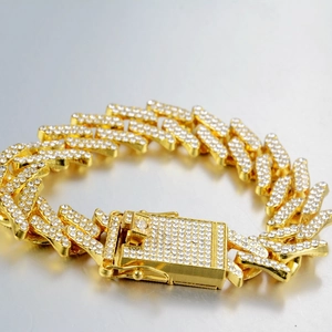 Détail macro du bracelet cubain Miami 17mm doré orné de strass brillants micro-pavés