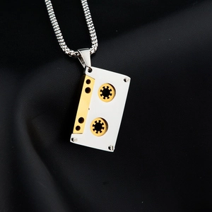 Retro-Kassettenanhänger-Halskette mit gold-silbernem Metallfinish an einer Box-Kette
