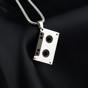 Retro-Halskette mit Kassetten-Anhänger in Silber und Perlenkette für Damen und Herren