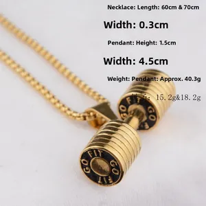 Detailaufnahme des goldenen Hantelanhängers mit GO FIT Gravur und goldener Boxkette