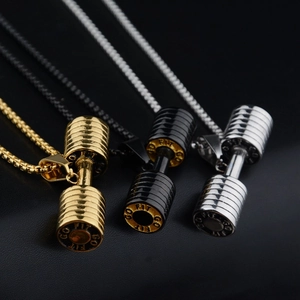 Makroaufnahme von Hantelanhängern in Gold Schwarz und Silber mit GO FIT Gravur auf Ketten