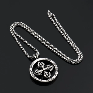 Collana gotica in acciaio al titanio con ciondolo vajra circolare su fondo nero lucido