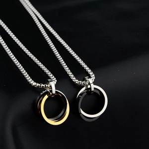 Collana a Cerchi Intrecciati Minimalista in Acciaio al Titanio Con Ciondolo a Doppio Anello Catena Box Gioielli Punk per Uomo Donna Coppia Accessori Moda