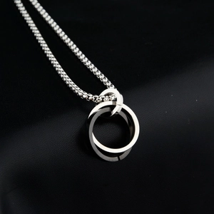 Collana minimalista con doppi anelli intrecciati bicolore in metallo argento e nero opaco
