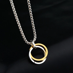 Collana minimalista con ciondolo a doppio anello intrecciato in oro e argento