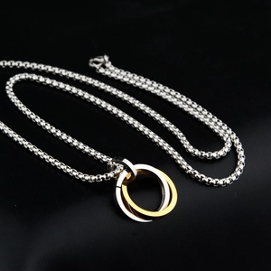 Collana con tre anelli intrecciati oro e argento su catena a maglia quadra minimalista