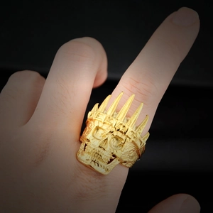 Men's punk hip-hop gold stainless steel ring featuring a crown skull on a male finger