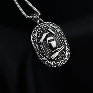 Collier Pendentif Masque de Soudage Bouclier en Acier Inoxydable Vintage Relief Gravé Style Hip Hop Bijoux Punk Industriels Hommes Femmes