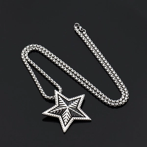 Collana hip hop con ciondolo a stella d'argento e incisione a strisce radiali su fondo nero