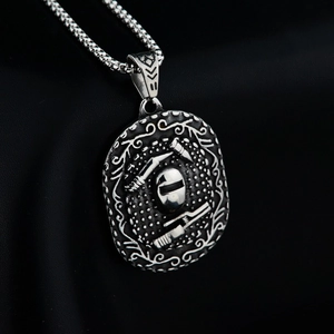 Pendentif industriel en acier inoxydable avec relief masque de soudeur et chaîne box