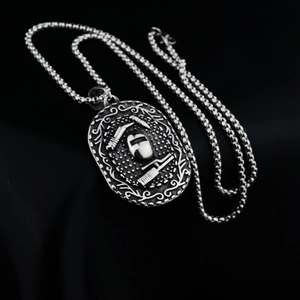 Pendentif bouclier rétro en acier inoxydable avec masque de soudure et motifs à volutes