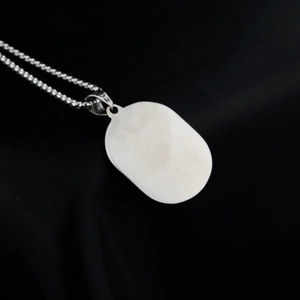 Collier avec pendentif bouclier en acier inoxydable poli et chaîne à billes sur soie
