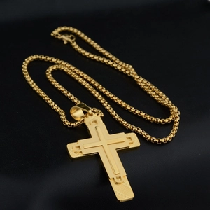 Collana a tre strati con ciondolo a croce dorata in acciaio al titanio con finitura testurizzata