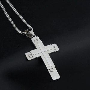 Collana con ciondolo a croce in acciaio inossidabile a tre strati su catena a sfere