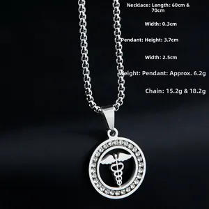 Vista dettagliata del pendente con strass, logo caduceo medico e specifiche delle dimensioni
