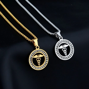 Collana con Ciondolo Caduceo Medico in Acciaio al Titanio per Uomo Donna Oro Argento Simbolo Personale Alato Gioielli Strass