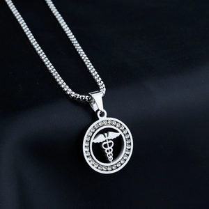 Collana con ciondolo caduceo medico ali d'angelo in argento con intarsio di cristalli