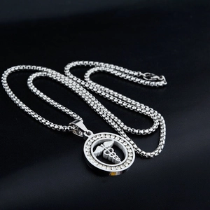 Collana con pendente caduceo ali d'angelo e zirconi su catena in acciaio inossidabile