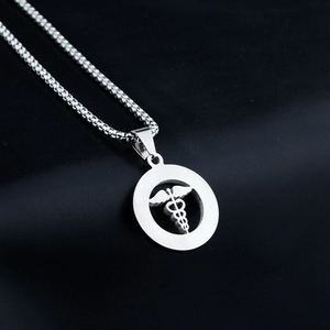 Collana con ciondolo caduceo medico in argento con catena veneziana su pelle nera