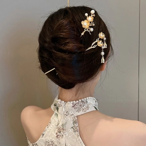 Elegant gold lotus hair pins with tassels and pearls for Hanfu traditional hair styling