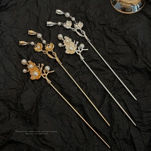 Elegant vintage alloy hair sticks with flower petals, pearls and tassels in gold and silver
