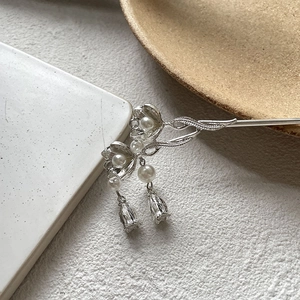 Elegant lily of the valley hair pin with white pearls and metal bells for hanfu hairstyles