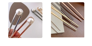 Détail d'une épingle à cheveux en U avec perles brillantes et finition métal poli