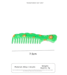 Detail of 7.5cm green comb hair clip with floral pattern in alloy and acrylic