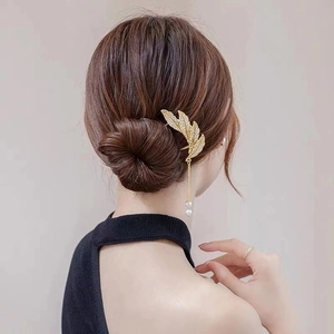 Elegant gold leaf hair pin with sparkling rhinestones and delicate tassel for women