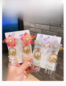 Détail de pinces à cheveux florales roses et mauves avec glands et perles pour robes Hanfu