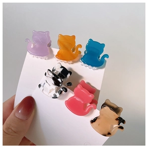 Detalle de pinzas para el cabello con forma de gato en acetato de seis colores