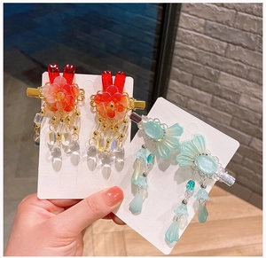 Détail de pinces à cheveux Hanfu faites à la main avec fleurs rouges et cyan