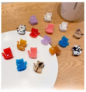 Primer plano de mini pinzas para el cabello de acetato con diseño de gato y colores