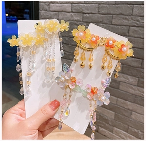 Vue détaillée de trois pinces à cheveux Hanfu faites à la main avec glands et cloches
