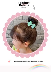 Détail d'un nœud papillon vert menthe avec dents antidérapantes sur coiffure d'enfant