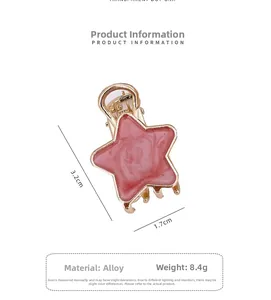 Vue détaillée de la pince à cheveux étoile rose marbré avec cadre doré et taille