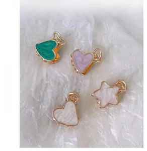 Détail des mini barrettes en forme de cœur et d'étoile avec résine marbrée colorée